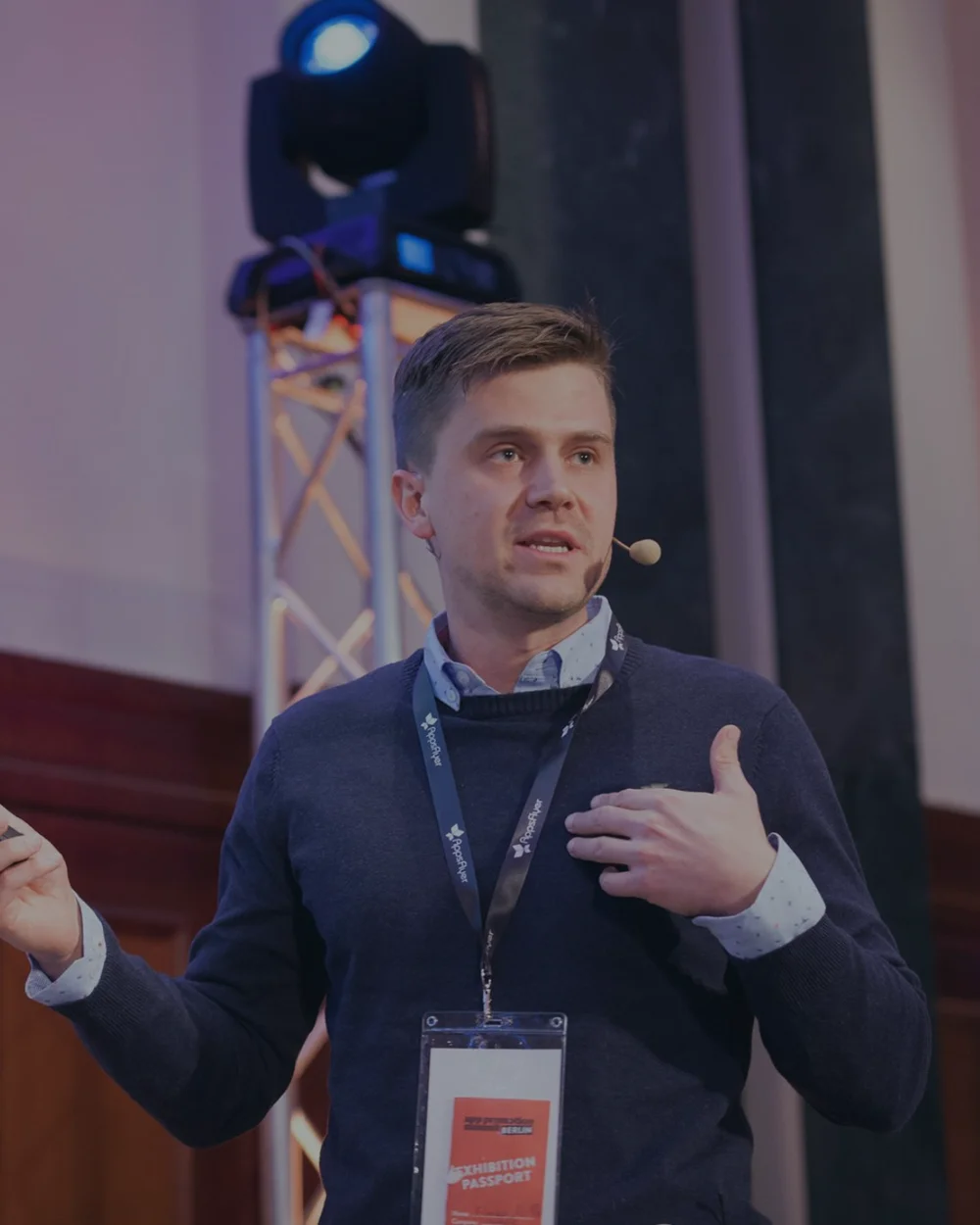 Florian Müller spricht auf einer Konferenz in Berlin
